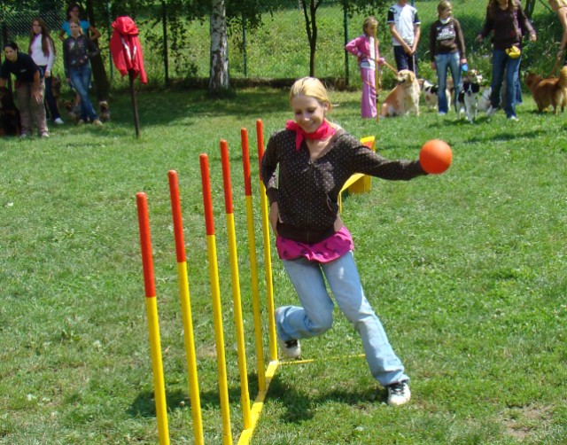 panička předvádí slalom